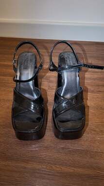 Forever 21 Black Patent Faux Leather Chunky Platform Sandals - Size 7.5